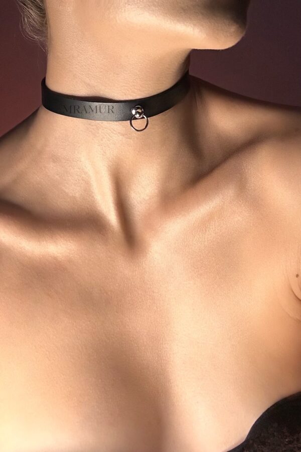 Slim choker with dangling ring