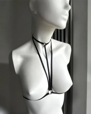 Thin strappy harness for the neckline